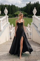 VESTIDO LONGO COM CORSET BORDADO EM ZIBELINE, SAIA RODADA E FENDA LATERAL