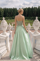 VESTIDO LONGO COM CORSET BORDADO EM ZIBELINE, SAIA RODADA E FENDA LATERAL VERDE MENTA