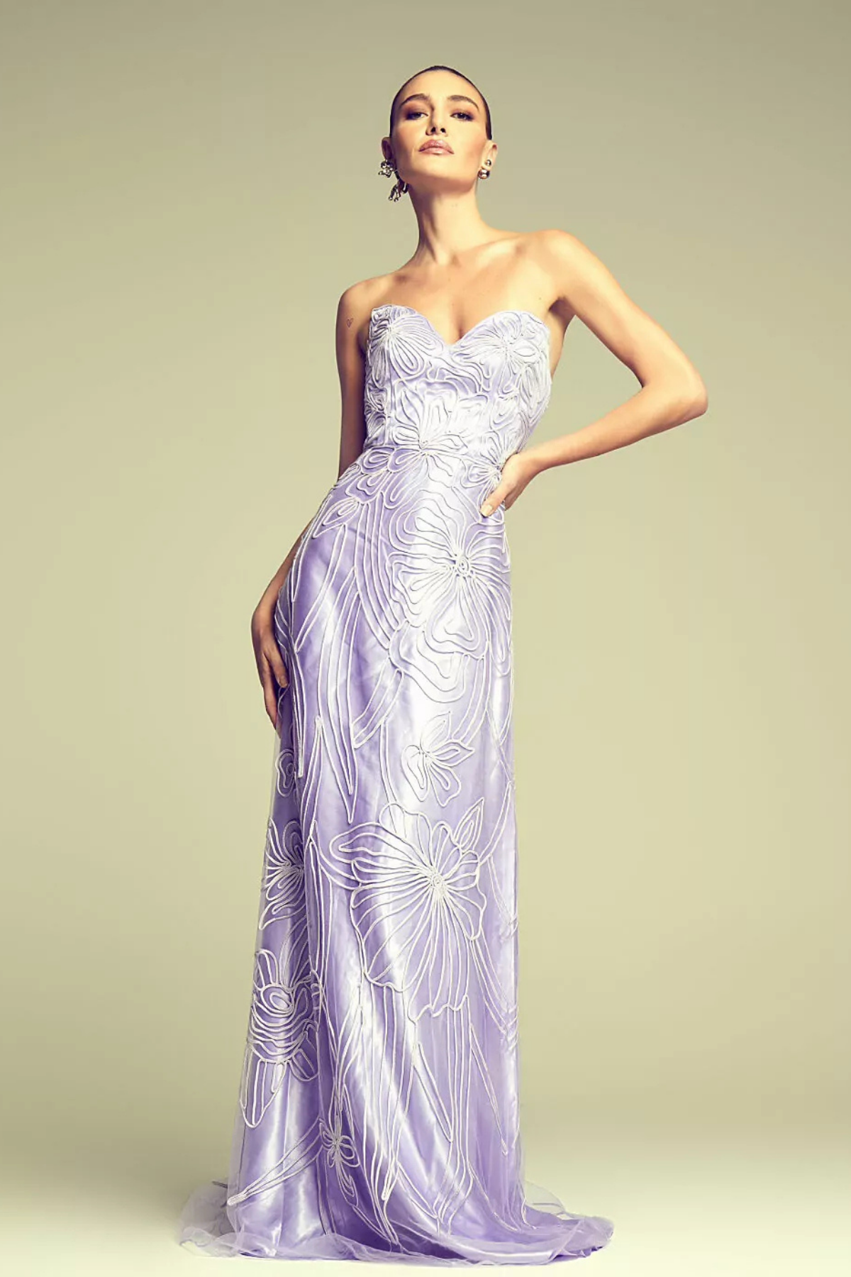 VESTIDO LONGO TOMARA QUE CAIA FITADO EM VIES, COM DESENHOS FLORAIS, BORDADO EM TULE, COM ESTOLA. LIL