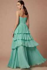 VESTIDO TOMARA QUE CAIA DE CORPETE DRAPEADO, SAIA EM CAMADAS PLISSADAS. MENTA